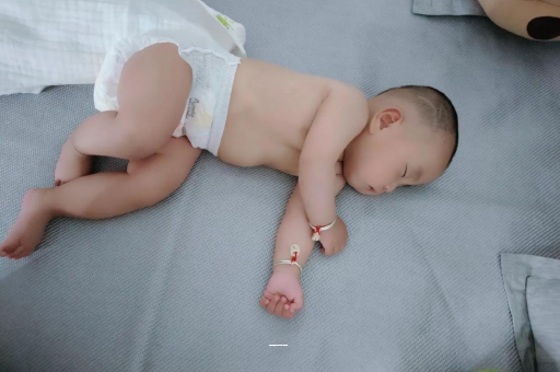 广州供卵包男孩四个月宝宝不爱笑